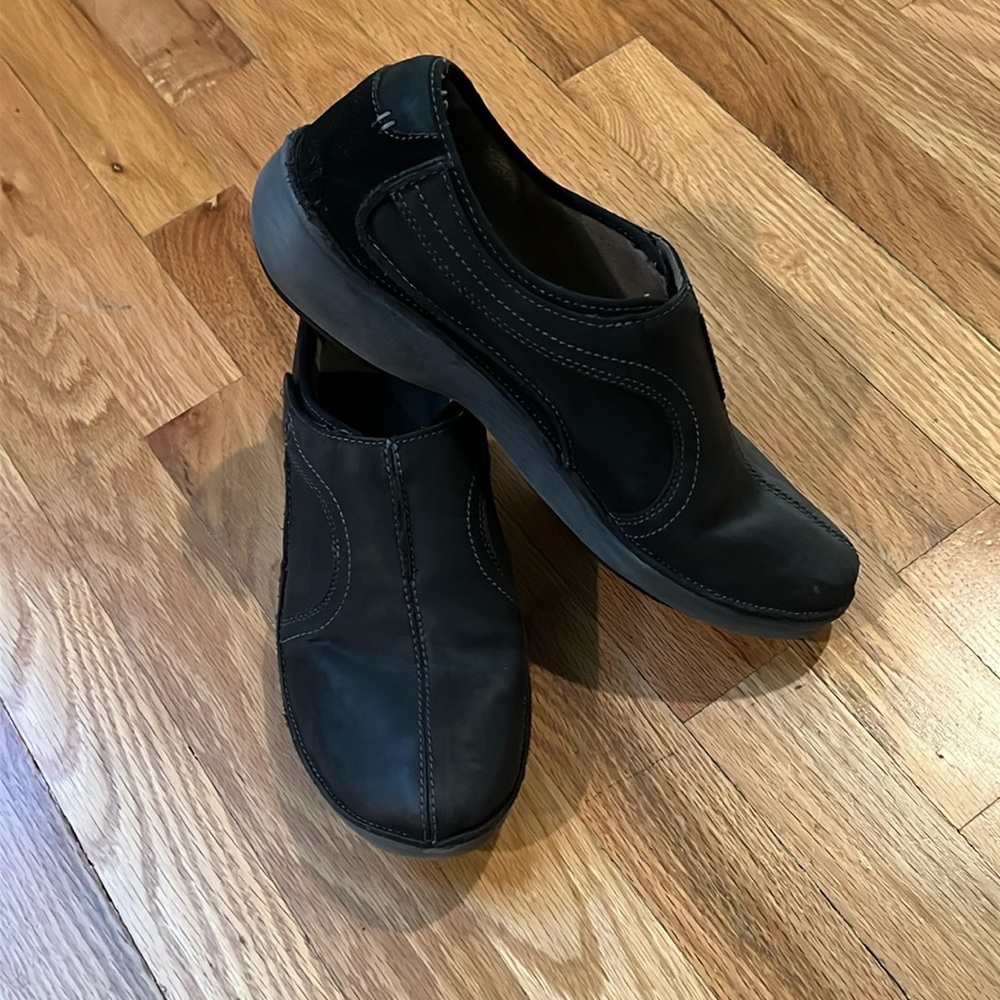 CLARKS Wave Walk slip on Women’s shoes!! Size 11
